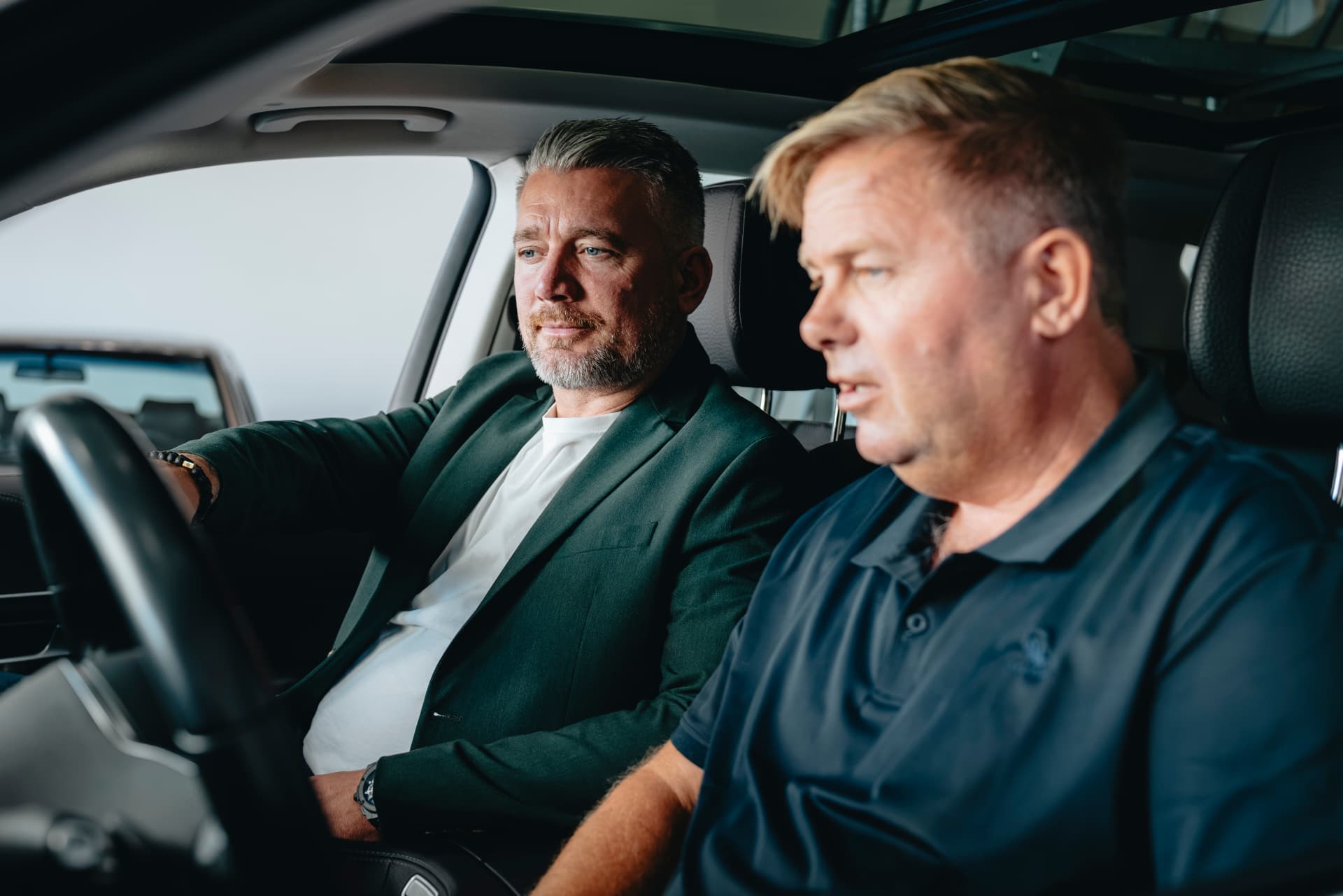 Rådgiver og kunde på prøvetur i en bil fra LL Cars